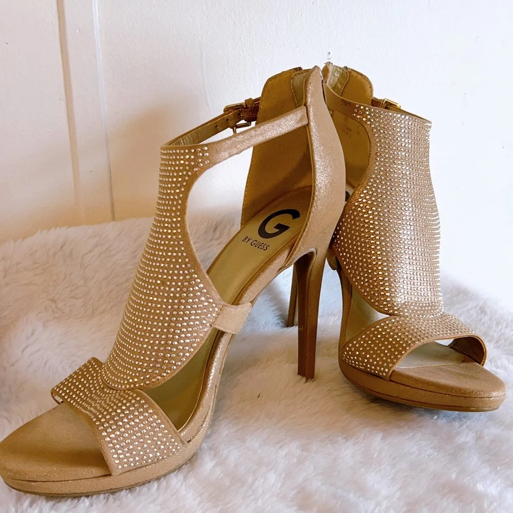 9M G By Guess Glamo peep toe heel. Gold fabric. Platform heels. used o… - Picture 5 of 11